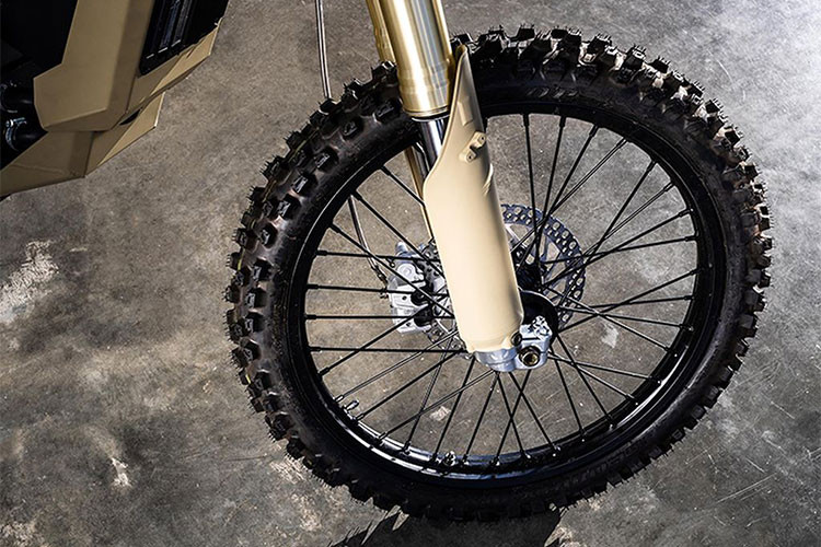 Mẫu xe SM-1 màu vàng cát cho người sử dụng thấy mục đích đa dạng của nó lớn hơn rất nhiều so với các mẫu xe khác, nó có thể dùng cho quân đội. Mặc dù cũng có một số đặc điểm như mẫu UM-1 như giảm xóc hành trình ngược, phanh đĩa, lốp địa hình, dẫn động bánh xích...