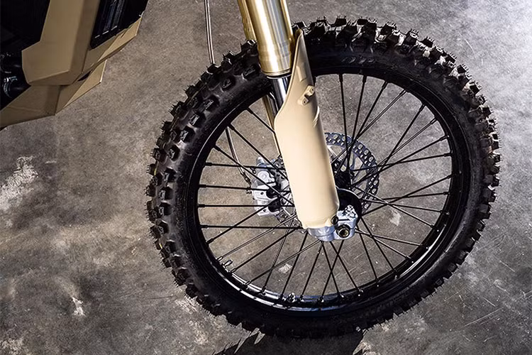 Mẫu xe SM-1 màu vàng cát cho người sử dụng thấy mục đích đa dạng của nó lớn hơn rất nhiều so với các mẫu xe khác, nó có thể dùng cho quân đội. Mặc dù cũng có một số đặc điểm như mẫu UM-1 như giảm xóc hành trình ngược, phanh đĩa, lốp địa hình, dẫn động bánh xích...