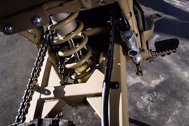 Bên cạnh đó, xe cũng trang bị bộ vành nan đi kèm lốp gai địa hình để có thể hoạt động hiệu quả cho những tín đồ đam mê off-road mạo hiểm.