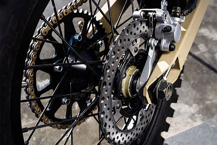 Bên cạnh đó, mẫu xe SM-1 còn có chắn bùn trước cao, đèn pha nhỏ, đồng hồ dạng kỹ thuật số với màn hình thiết kế lớn, bộ khung chịu lực trên thân xe cũng giúp nó mang tính năng của một chiếc xe địa hình cao cấp hơn. 