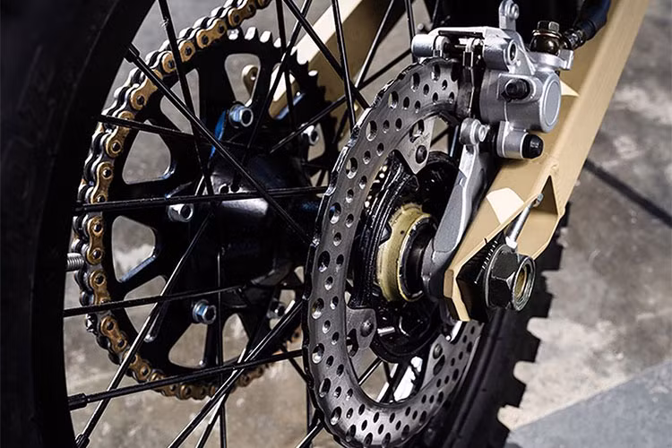 Bên cạnh đó, mẫu xe SM-1 còn có chắn bùn trước cao, đèn pha nhỏ, đồng hồ dạng kỹ thuật số với màn hình thiết kế lớn, bộ khung chịu lực trên thân xe cũng giúp nó mang tính năng của một chiếc xe địa hình cao cấp hơn. 