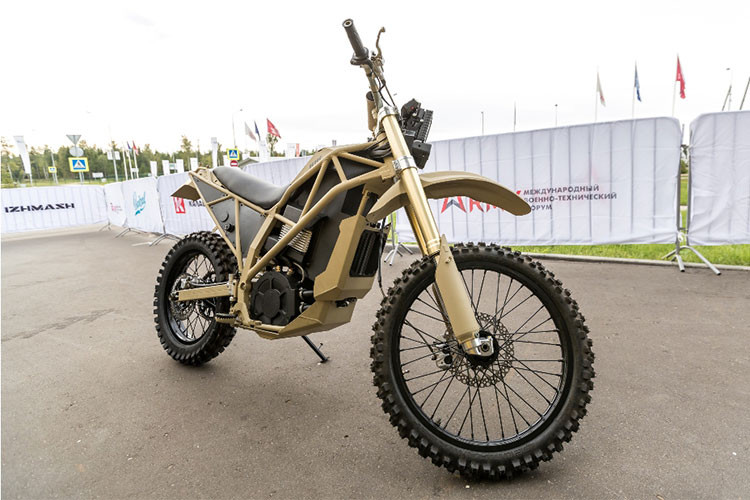 Xe môtô Kalashnikov UM-1 2018 được xem là phiên supermoto điện thế hệ mới của mẫu xe điện đặc biệt mà công ty sản xuất AK-47 thiết kế dành cho lực lượng đặc biệt. 50 chiếc supermoto được biên chế cho cảnh sát nhằm tuần tra kiểm soát trong sự kiện World Cup 2018.