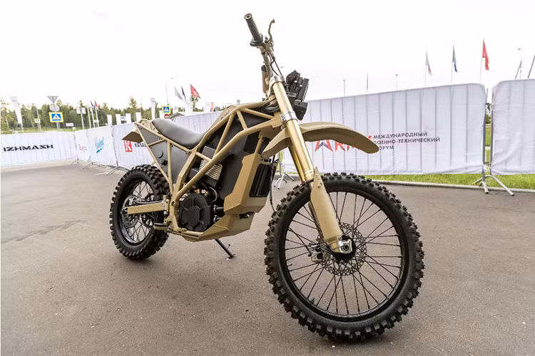Xe môtô Kalashnikov UM-1 2018 được xem là phiên supermoto điện thế hệ mới của mẫu xe điện đặc biệt mà công ty sản xuất AK-47 thiết kế dành cho lực lượng đặc biệt. 50 chiếc supermoto được biên chế cho cảnh sát nhằm tuần tra kiểm soát trong sự kiện World Cup 2018.