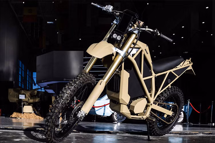 Xe môtô điện Kalashnikov UM-1 và SM-1 là hai mẫu xe được sản xuất bởi công ty con IZH, mang các đặc trưng và cấu hình tương tự như mẫu xe điện quân sự trước đó, nhưng lại có ngoại hình hơi khác biệt.