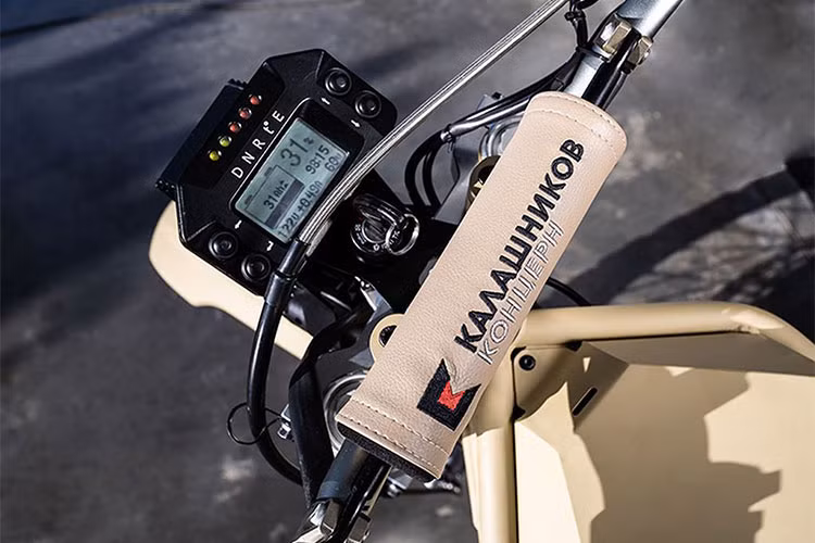 Trong khi đó, mẫu Kalashnikov SM-1 2018 là phiên bản đặc biệt dành cho quân đội, đã từng xuất hiện trong đoạn video quảng cáo của công ty này vào năm 2017. Khác với phiên bản cho cảnh sát, phiên bản cho quân đội có bộ cánh màu cát "Desert Camo" để phù hợp hơn cho thương mại.