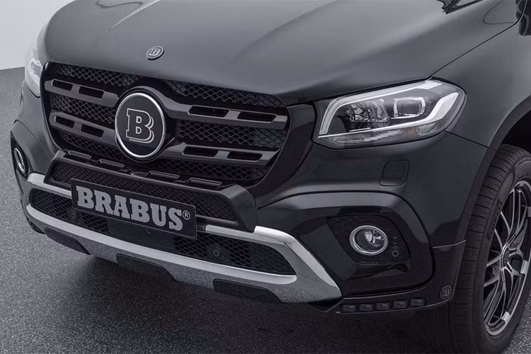 Về ngoại thất, chiếc bán tải X-Class độ từ Brabus sau khi hoàn thành đã mang một ngoại hình màu đen bóng (Gloss Black) thường bắt gặp trên các sản phẩm của hãng độ Đức. Logo ''ngôi sao ba cánh'' cỡ lớn đặt chính giữa cụm lưới tản nhiệt 2 nan đã được thay thế bằng logo Brabus.