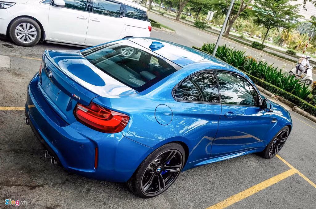 Điểm hấp dẫn nhất trên mẫu xe này là kiểu dáng nhỏ gọn nhưng hầm hố, chất lượng động cơ tốt và uy tín từ thương hiệu BMW. Thiết kế trên BMW M2 giúp giảm 5% lực cản không khí và lực ép xuống mặt đường tăng 35% so với bản tiêu chuẩn 2-Series Coupe.