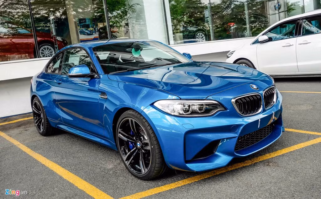 Không giống đối thủ từ Mercedes có hệ truyền động bốn bánh, BMW M2 chỉ có cầu sau chủ động. Giám đốc của BMW M - Frank Van Meel - hy vọng M2 đủ sức cạnh tranh với Porsche Cayman S có giá từ 53.650 USD.