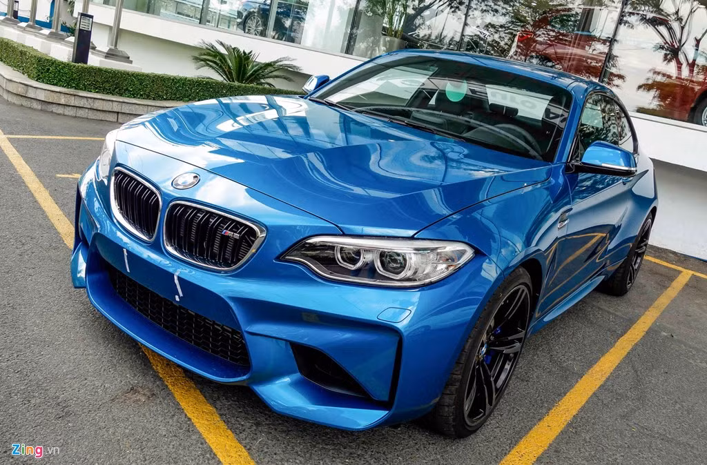 BMW M2 được định giá 52.000 USD, thấp hơn 12.500 USD so với mẫu xe bốn cửa M3. Đây cũng là chiếc xe hiệu suất cao của BMW M có giá thấp nhất. Tại Việt Nam, M2 được đề xuất giá bán 2,998 tỷ đồng, đắt hơn đối thủ của nó là Mercedes-AMG CLA45 4Matic giá 2,279 tỷ đồng.