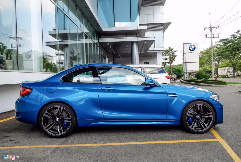 BMW M2 được xây dựng trên cơ sở của 235i, mặc dù vậy, có thể coi M2 là chiếc xe hoàn toàn mới bởi khối động cơ được thay đổi, hệ khung gầm được gia cố để chịu được lực lớn hơn. Với chiều dài 4.468mm, rộng 1.854mm và cao 1.410mm, M2 ngắn hơn 202 mm, hẹp hơn 21 mm và thấp hơn 10 mm, chiều dài cơ sở ngắn hơn 117 mm so với M3.