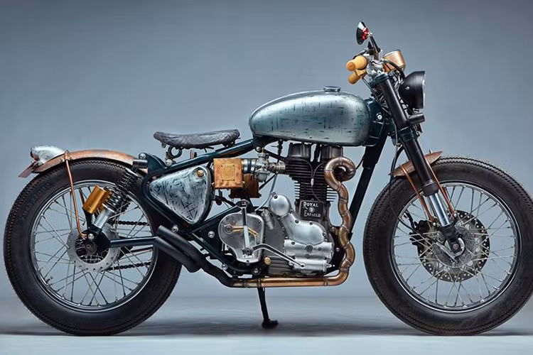 Trên phiên bản độ này, chiếc xe Royal Enfield Swar được làm mới đầy ấn tượng với hệ thống ống xả uốn lượn như một con rắn và nhiều chi tiết bằng đồng nhấn nhá cùng với màu xanh của nước sơn trên thân xe khiến nó vô cùng bắt mắt và hấp dẫn ngay từ cái nhìn đầu tiên.