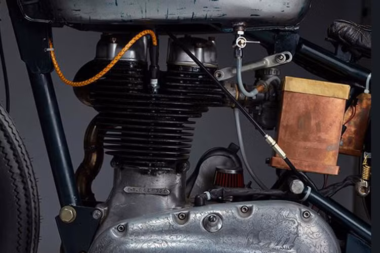 Nếu bạn chú ý có thể thấy các chi tiết trên cỗ máy đậm chất cơ khí, nó gần như được giữ nguyên bản và chỉ lau dầu hoặc làm mới bằng cách để nguyên bản và đánh sạch chỉ có một vài chi tiết như dây dẫn xăng hau kẹp ốc... được làm mới ở bộ phận này.