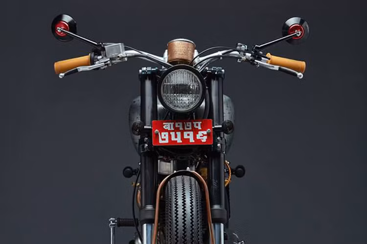 Nhiều bộ phận trên Royal Enfield Swar đều được chế tác từ đồng, gồm cản trước, sau và cả chỗ để chân… Để thêm nổi bật, một số chi tiết như chỗ để chân và cản còn được mạ vàng nhìn vô cùng cổ điển và sang trọng.