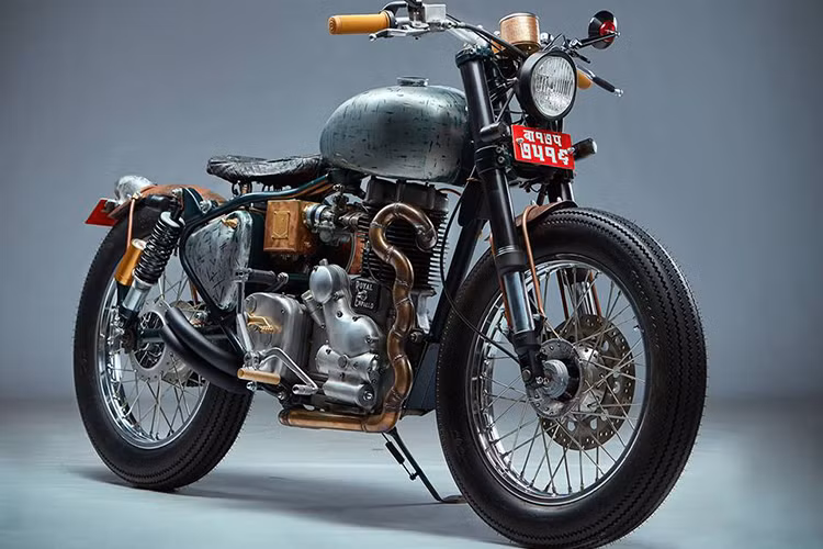 Royal Enfield Swar được treo bằng loại phuộc USD của WP cho phía trước và giảm sóc Paioli ở phía sau. Phần đầu xe với đèn tròn dạng Halogen cổ điển, tay lái ngàng kiểu tracker, đồng hồ nhỏ dạng kim đuọc mạ với các chi tiết màu vàng khiến nó mang dầy vẻ sang chảnh.