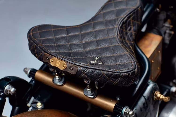 Tất cả các bộ phận trên Royal Enfield Swar đều được chế tác tại xưởng độ RS Moto, chỉ có vỏ cụm đồng hồ và yên ngồi bọc da được đặt hàng bên ngoài. Những chi tiết nhấn nhá mang phong cách nhuốm màu thời gian khiến nó gợi cho người xem cảm giác của một phong cách xưa cũ, quý tộc.