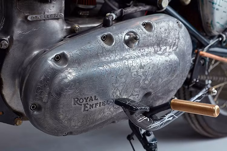 Cụm động cơ với hai bên đều được "xăm trổ" với hàng loạt các hoạ tiết ôm trọn lấy logo của thương hiệu Royal Enfield. Royal Enfield bắt đầu được sử dụng từ năm 1890 tại Anh quốc. Nó được ghép từ tên nhà máy Royal Small Arms và tên vùng đất Enfield nơi nhà máy Royal Small Arm.