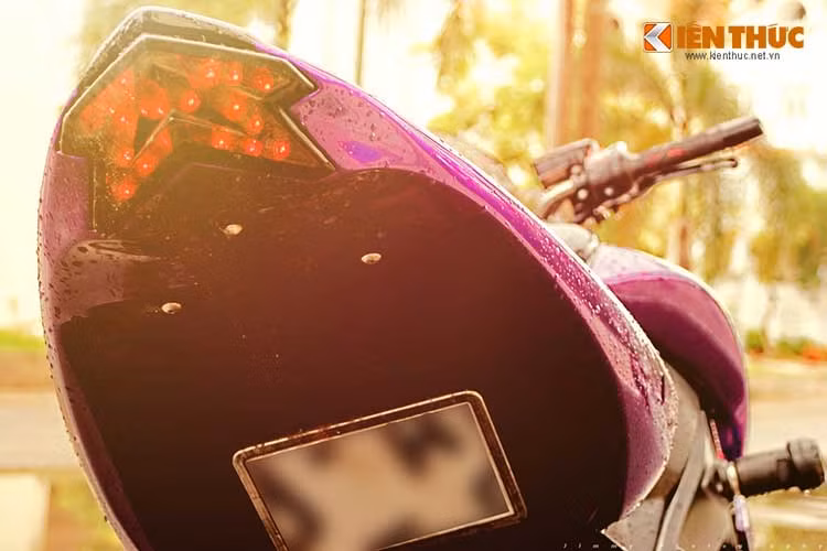 Đèn hậu cũng được độ từ Kawasaki Z800.