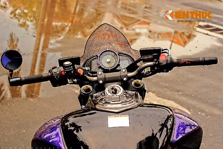 Tay cầm, các chi tiết nhỏ trên mặt táp lô cùng gương chiếu hậu cũng đã được chủ nhận độ lại theo sở thích riêng.