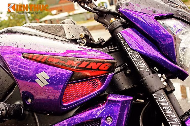 Xe được pha màu tím cùng logo cực ngầu.