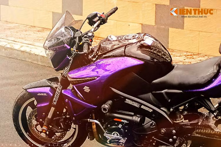 Nhìn gần chiếc B-King tím pha thêm màu đen của bình xăng và lốc máy có thẩ thấy nó được phối khá hài hoà.