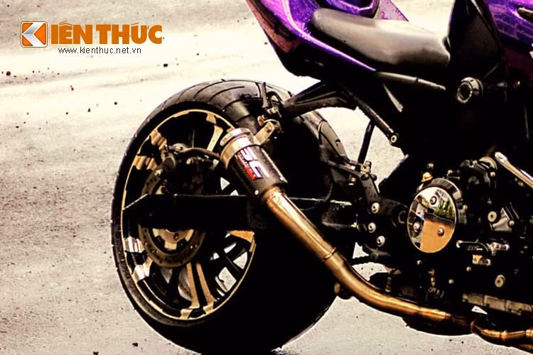 Xe được trang bị pô SC Project cho âm thanh đầy uy lực.