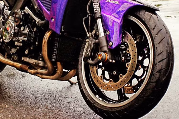 Lốp trước với các chi tiết như phanh đĩa đôi, vành vẫn được giữ nguyên chỉ thay thế thêm một số chi tiết nhỏ.