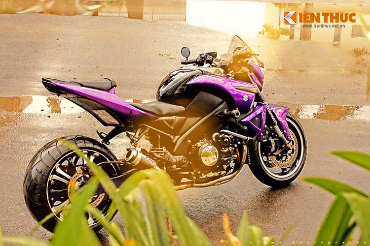 Nhìn từ xa, khó có thể nhận ra đây là chiếc Suzuki B-King cơ bắp mang động cơ 1340cc.