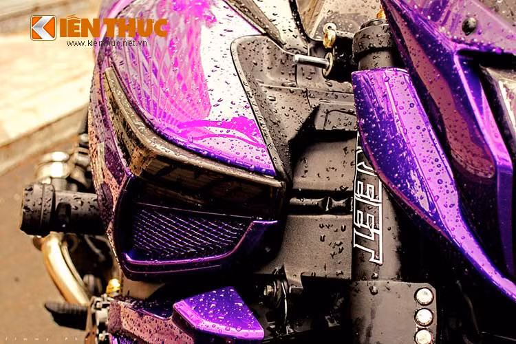 Trợ lực hàng hiêu, chống đổ cũng được lắp thêm trên xe.