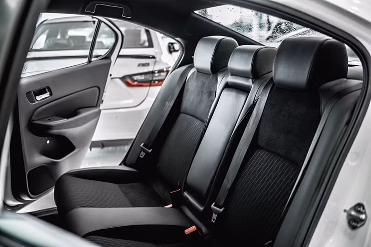 Những trang bị an toàn đi kèm theo xe được dự đoán bao gồm; 6 túi khí, phanh ABS, phân bổ lực phanh điện tử EBD, ổn định thân xe VSA, hỗ trợ khởi hành ngang dốc HSA và camera quan sát sau đa góc. Nếu có cả gói công nghệ Honda Sensing và hệ thống giám sát điểm mù Honda LaneWatch thì City 2021 có thể sẽ là mẫu sedan hạng B nhiều công nghệ nhấttại Việt Nam hiện nay.