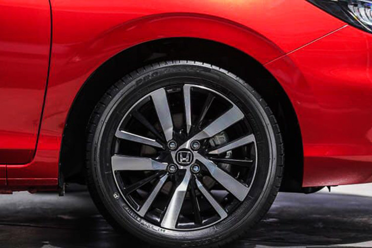 Thiết kế la-zăng đa chấu 16 inch trẻ trung. Giống như các phiên bản còn lại, phiên bản City RS 2021 vẫn có thông số kích thước DxRxC tương ứng 4.553 x 1.748 x 1.467 mm + chiều dài cơ sở 2.589 mm đi cùng với khoảng sáng gầm 135mm, thấp hơn 15mm so với thế hệ cũ. Dù có chiều dài cơ sở ngắn hơn bản cũ (2.600 mm) nhưng City 2021 vẫn nhỉnh hơn so với nhiều đối thủ trong phân khúc sedan hạng B.