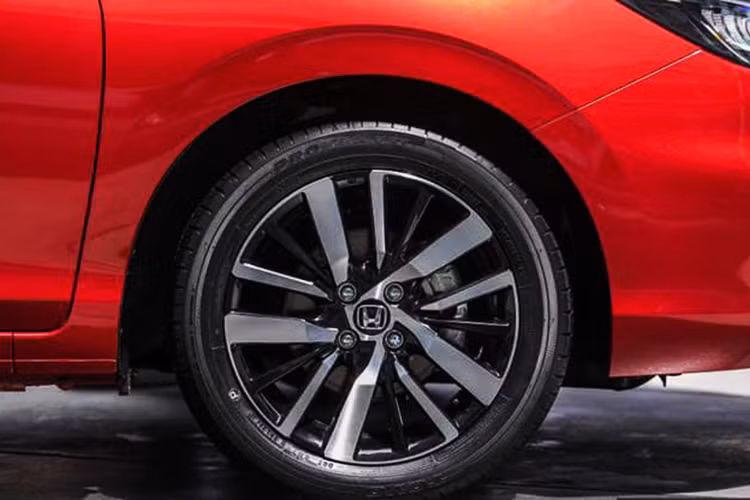 Thiết kế la-zăng đa chấu 16 inch trẻ trung. Giống như các phiên bản còn lại, phiên bản City RS 2021 vẫn có thông số kích thước DxRxC tương ứng 4.553 x 1.748 x 1.467 mm + chiều dài cơ sở 2.589 mm đi cùng với khoảng sáng gầm 135mm, thấp hơn 15mm so với thế hệ cũ. Dù có chiều dài cơ sở ngắn hơn bản cũ (2.600 mm) nhưng City 2021 vẫn nhỉnh hơn so với nhiều đối thủ trong phân khúc sedan hạng B.