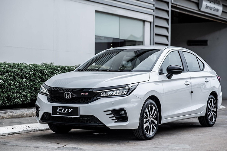 Hiện một số đại lý, nhân viên kinh doanh xe Honda ôtô tại Việt Nam đã bắt đầu chào bán Honda City 2021 và nhận đặt cọc. Nhiều khả năng, Honda City 2021 sẽ được giới thiệu tại Việt Nam ngay trong tháng 10 và theo diện lắp ráp nhằm hỗ trợ mức thuế trước bạ 50% cho khách hàng. Mức giá xe Honda City 2021 theo đại lý tiết lộ khoảng từ 580 triệu - 620 triệu đồng từ phiên bản thường đến RS.