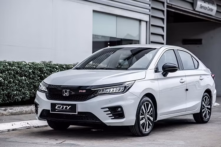 Hiện một số đại lý, nhân viên kinh doanh xe Honda ôtô tại Việt Nam đã bắt đầu chào bán Honda City 2021 và nhận đặt cọc. Nhiều khả năng, Honda City 2021 sẽ được giới thiệu tại Việt Nam ngay trong tháng 10 và theo diện lắp ráp nhằm hỗ trợ mức thuế trước bạ 50% cho khách hàng. Mức giá xe Honda City 2021 theo đại lý tiết lộ khoảng từ 580 triệu - 620 triệu đồng từ phiên bản thường đến RS.