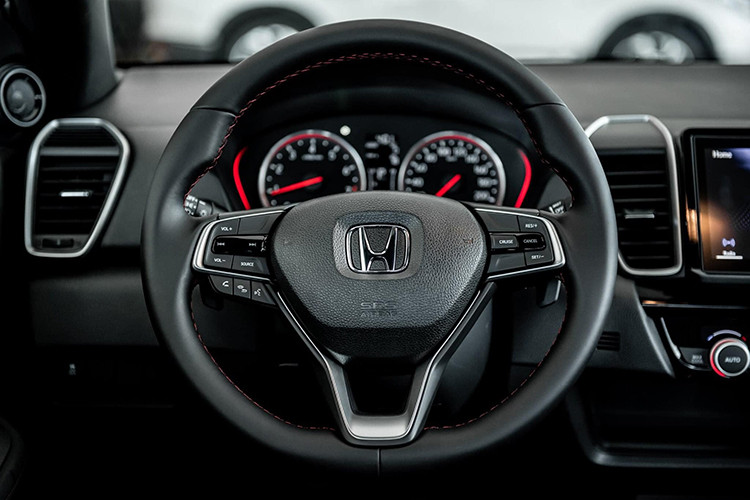 Khoang cabin của bản RS cũng có sự khác biệt với ghế ngồi da lộn kèm đường chỉ đỏ và ngoại thất màu đỏ. Ngoài ra, City 2021 còn được trang bị hệ thống treo dạng thanh chống MacPherson phía trước và treo dằm xoắn sau. Các trang bị an toàn tiêu chuẩn trên xe cũng khá đầy đủ với loạt công nghệ như hệ thống chống bó cứng phanh ABS, EBD, VSA và BA.