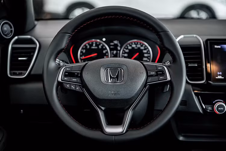 Khoang cabin của bản RS cũng có sự khác biệt với ghế ngồi da lộn kèm đường chỉ đỏ và ngoại thất màu đỏ. Ngoài ra, City 2021 còn được trang bị hệ thống treo dạng thanh chống MacPherson phía trước và treo dằm xoắn sau. Các trang bị an toàn tiêu chuẩn trên xe cũng khá đầy đủ với loạt công nghệ như hệ thống chống bó cứng phanh ABS, EBD, VSA và BA.