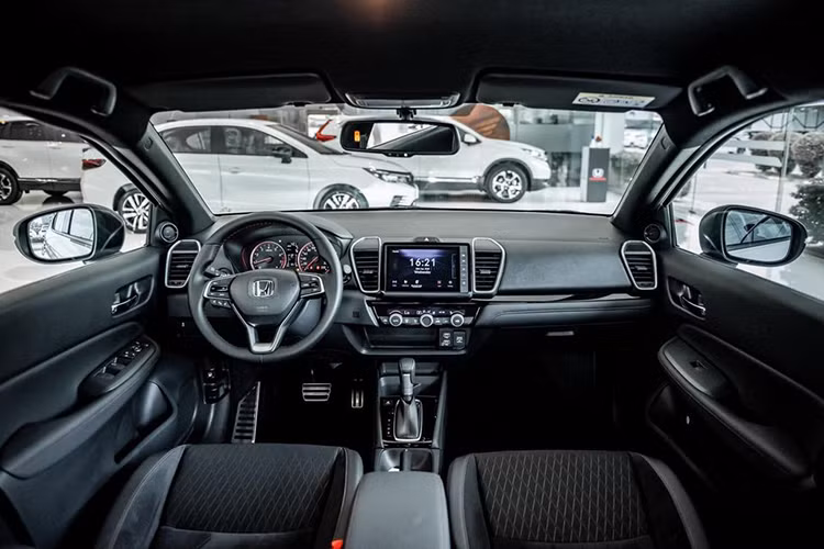 Không gian nội thất của xe được bố trí hợp lý, mang lại sự rộng rãi, thoải mái cho cả người lái và hành khách. Các trang bị đáng chú ý ở nội thất gồm màn hình cảm ứng tiên tiến 8 inch với Apple CarPlay và Siri Voice Control, vô-lăng đa chức năng với kết nối HFT, Bluetooth và hệ thống điều hoà tự động, màn hình hiển thị đa thông tin (MID).