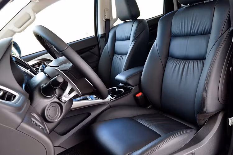 Cụ thể, mẫu xe này được trang bị vô lăng bốn chấu bọc da với dày đặc các nút bấm, cùng hai lẫy chuyển số thể thao bắt mắt. Bảng tablo mang nhiều điểm tương đồng với Triton MIVEC 2017, từ đường nét thiết kế, hốc gió của hệ thống điều hòa tự động cho đến bố trí màn hình đa chức năng. Tuy nhiên nó lại vẫn chưa phải hoàn toàn mới. 