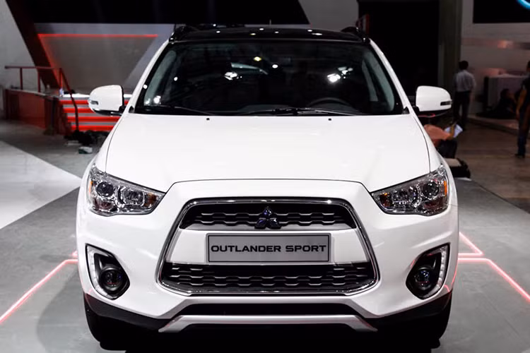 Với kết quả kinh doanh thậm tệ trong tháng 6/2017 vừa qua của mẫu xe Outlander Sport, kể từ đầu năm đến hết tháng 6, mẫu xe này chỉ bán được tổng cộng 15 chiếc tại thị trường Việt Nam, chưa bằng con số lẻ doanh số bán ra của hai đối thủ đồng hương của mình tại thị trường Việt Nam là CX-5 và CR-V.