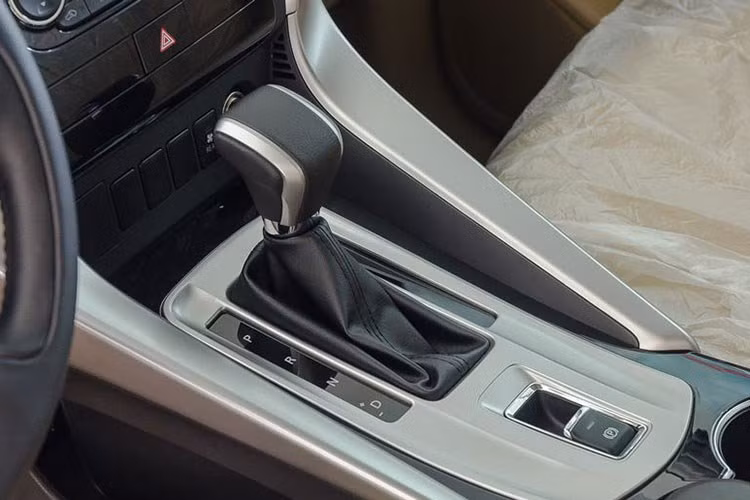 Dưới nắp capo, Pajero tiếp tục được Mitsubishi trang bị động cơ xăng 3.0L V6 từng là mẫu xe mạnh mẽ bậc nhất phân khúc. Tổng dung tích 2.998 cc giúp xe sản sinh công suất tối đa 184 mã lực tại 5250 vòng/phút, mô-men xoắn tối đa 267 Nm ở 4.000 vòng/phút. Kết hợp cùng động cơ là hộp số tự động 5 cấp, hệ dẫn động 4 bánh.