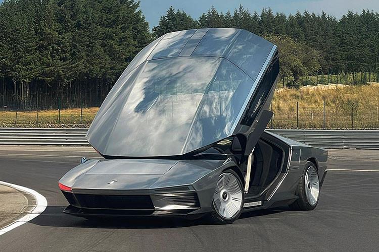 GFG Style - công ty thiết kế do cha con nhà thiết kế danh tiếng Giorgetto và Fabrizio Giugiaro sáng lập, đã tiết lộ mẫu xe GFG Style Peralta S độc bản đầu tiên của mình dành cho một khách hàng cực kỳ giàu có là Peralta S.