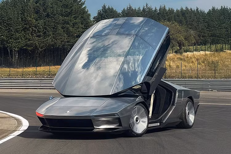 GFG Style - công ty thiết kế do cha con nhà thiết kế danh tiếng Giorgetto và Fabrizio Giugiaro sáng lập, đã tiết lộ mẫu xe GFG Style Peralta S độc bản đầu tiên của mình dành cho một khách hàng cực kỳ giàu có là Peralta S.