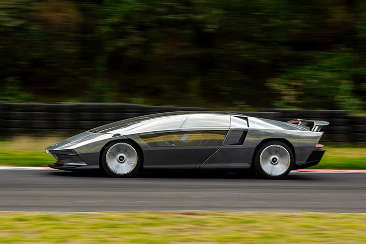 Được đặt theo tên nhà sưu tập xe người Mexico, Carlos Peralta, Peralta S do Fabrizio Giugiaro thiết kế, siêu xe GFG Style Peralta S lấy cảm hứng từ chiếc Maserati Boomerang concept mang tính biểu tượng năm 1972 của Giorgetto Giugiaro. 