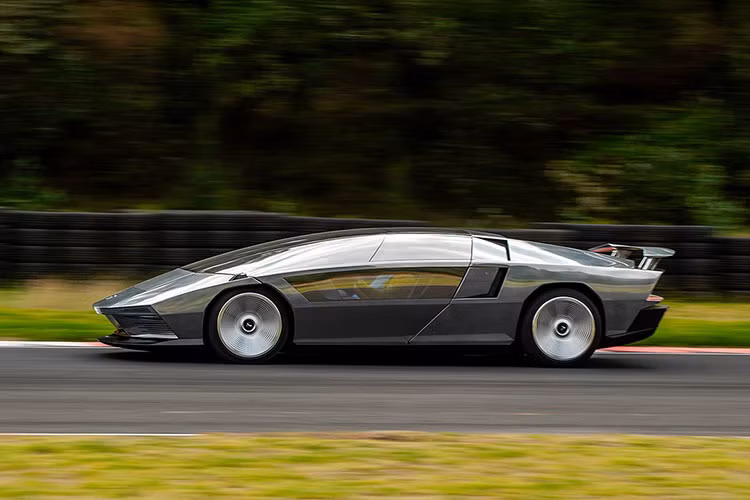 Được đặt theo tên nhà sưu tập xe người Mexico, Carlos Peralta, Peralta S do Fabrizio Giugiaro thiết kế, siêu xe GFG Style Peralta S lấy cảm hứng từ chiếc Maserati Boomerang concept mang tính biểu tượng năm 1972 của Giorgetto Giugiaro. 