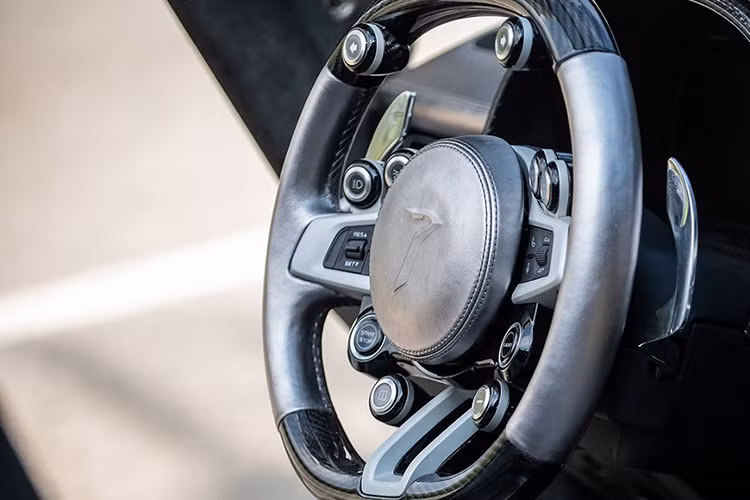 Cửa sổ bên hông xe mở lên trên như những cánh chim hải âu gullwing nhỏ. Toàn bộ mui được nối liền cửa bên và kính chắn gió thành một khối nâng lên phía trước, đảm bảo dễ dàng tiếp cận buồng lái.