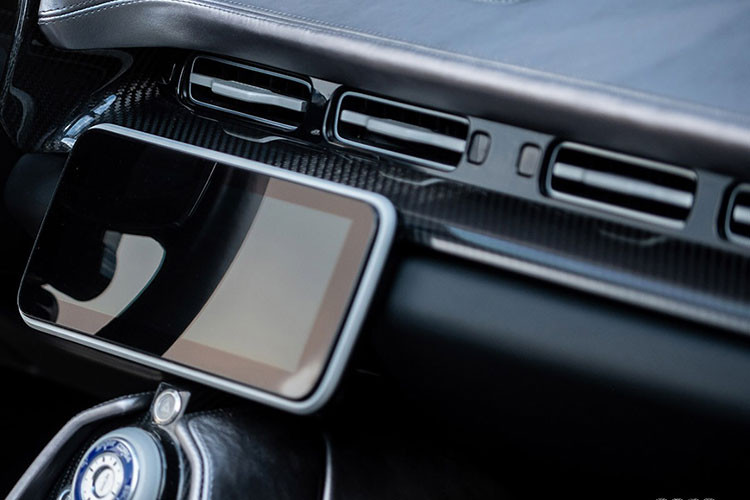 Các cửa hút gió làm mát bên hông, cánh sau và các chi tiết đuôi xe gợi nhớ đến ngôn ngữ thiết kế của Lamborghini, nhưng Peralta S giữ mọi thứ gọn gàng và tinh tế hơn. Bánh xe theo phong cách tân hoài cổ, gương chiếu hậu camera và đèn LED sắc nét hoàn thiện ngoại thất.