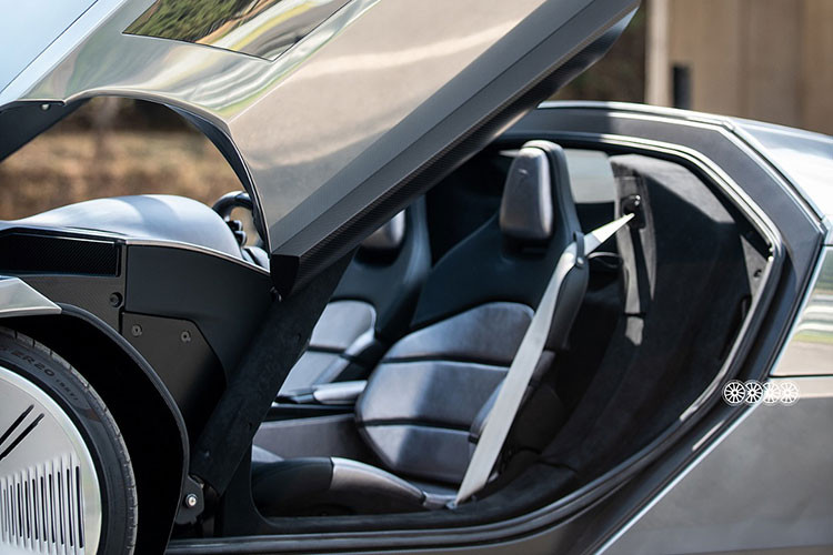 Thân xe được chế tác thủ công từ nhôm và đánh bóng như gương, hòa quyện liền mạch vào các bề mặt kính lớn tạo nên vẻ ngoài tuyến tính ấn tượng. Thiết kế tiếp tục chủ đề hình nêm phổ biến vào những năm 70, với "một đường cong không đứt đoạn từ trước ra sau", khiến xe trông như thể đang cắt xuyên không khí mọi lúc.