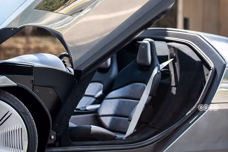 Thân xe được chế tác thủ công từ nhôm và đánh bóng như gương, hòa quyện liền mạch vào các bề mặt kính lớn tạo nên vẻ ngoài tuyến tính ấn tượng. Thiết kế tiếp tục chủ đề hình nêm phổ biến vào những năm 70, với "một đường cong không đứt đoạn từ trước ra sau", khiến xe trông như thể đang cắt xuyên không khí mọi lúc.