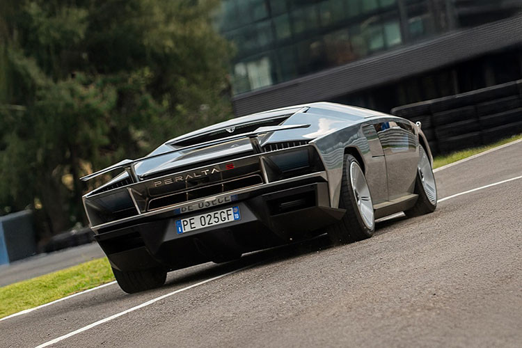 Dù không được sản xuất nhưng với kiểu dáng hình nêm góc cạnh, Boomerang vẫn là một trong những thiết kế đáng nhớ nhất của thời đại đó. Và cũng giống người tiền nhiệm, chiếc GFG Style Peralta S độc nhất vô nhị này trông như một phi thuyền mặt đất.