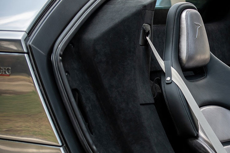 Được mô tả là "xe thể thao dẫn động cầu sau, động cơ đặt giữa", Peralta S được chế tạo thủ công bằng nhôm và sợi carbon, mang đến cho nó một kết cấu siêu nhẹ, tập trung vào hiệu năng.