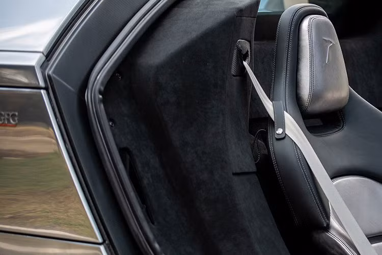 Được mô tả là "xe thể thao dẫn động cầu sau, động cơ đặt giữa", Peralta S được chế tạo thủ công bằng nhôm và sợi carbon, mang đến cho nó một kết cấu siêu nhẹ, tập trung vào hiệu năng.